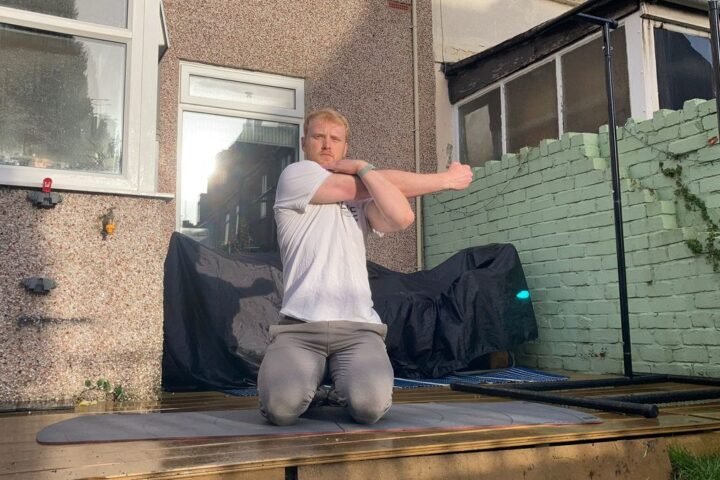 Harry Bullmore demonstrates the cross arm adduction